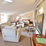 Golden Siyav Hotel